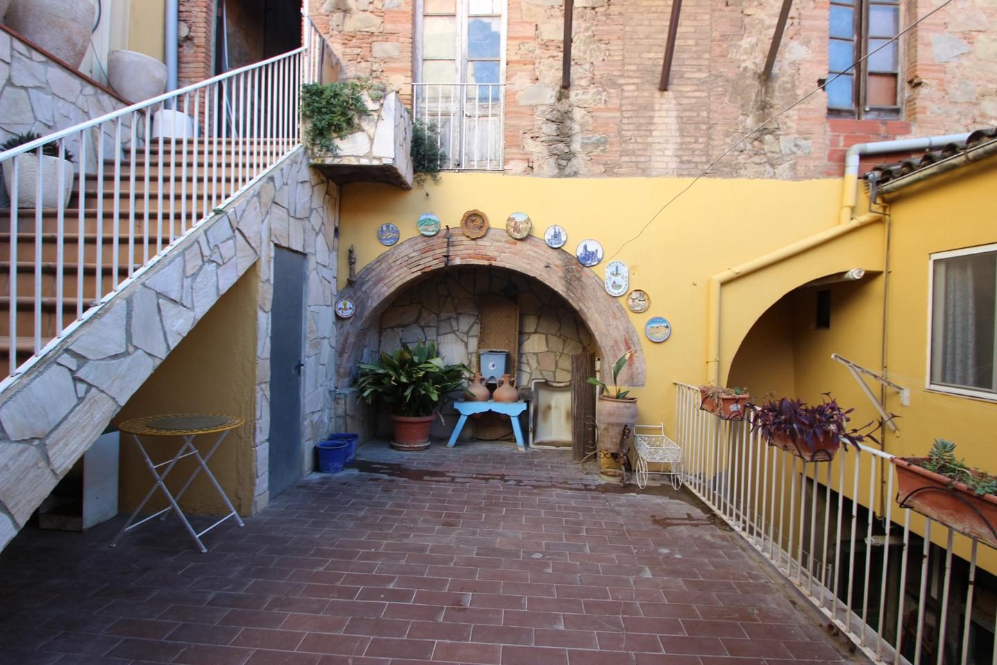 Casa amb dos locals de lloguer a Castellbell i el Vilar