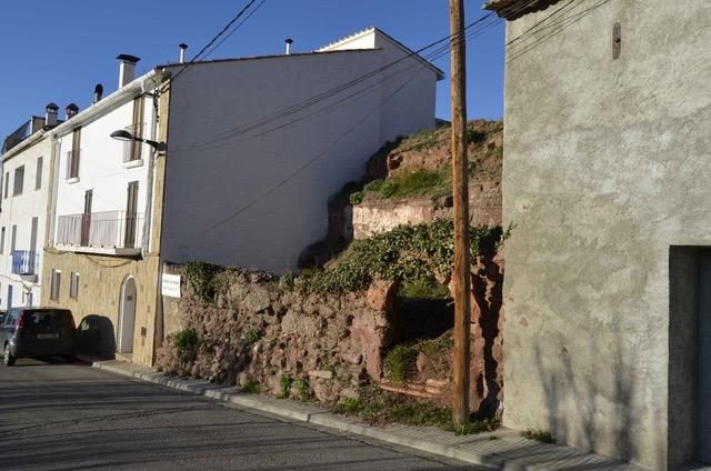 Una parcel·la de terreny al costat del poble dVacarisses, amb plans per a un edifici de sis plantes