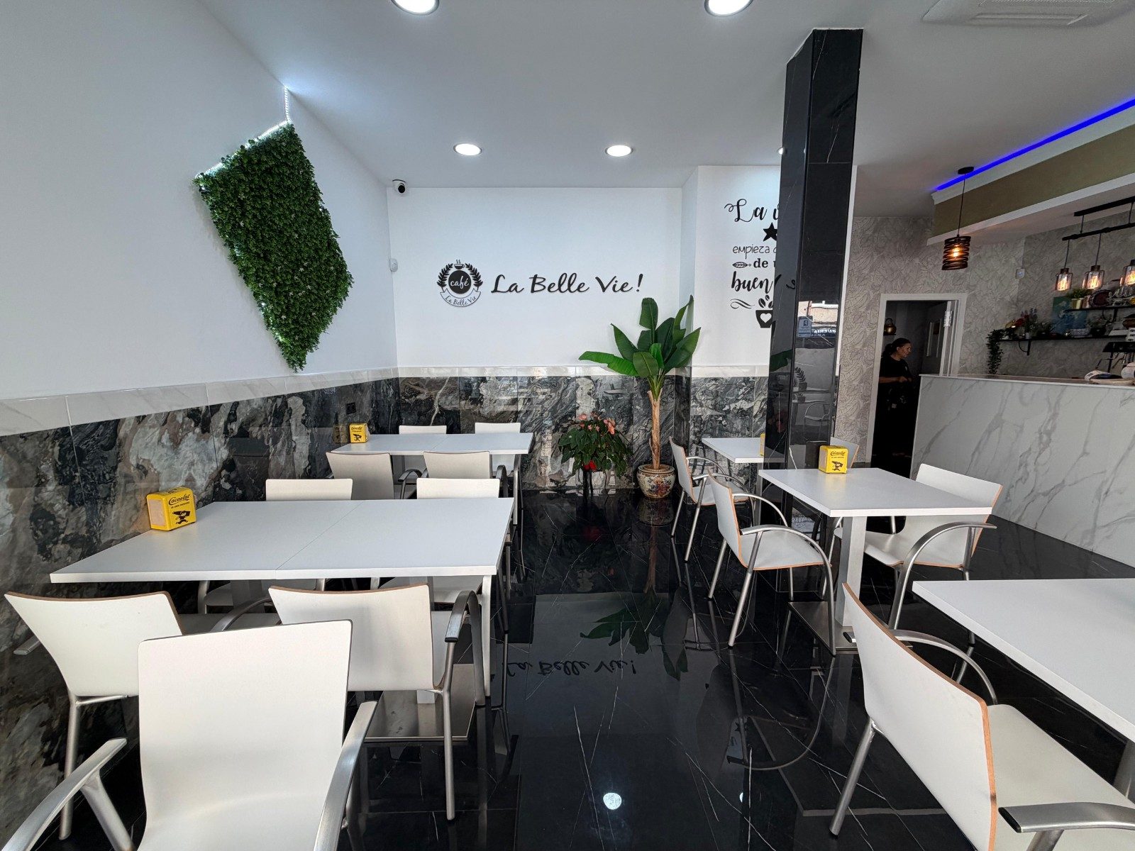 SE VENDE GRANJA EN FUNCIONAMIENTO CON TODO EL MOBILIARIO