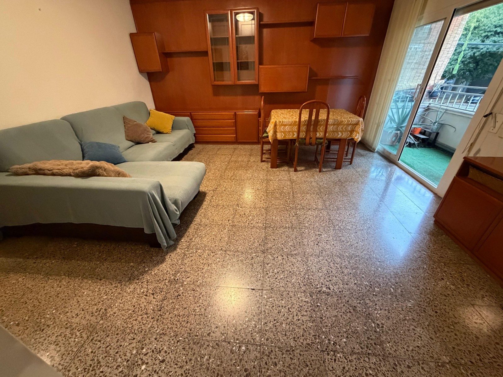 A VERY LARGE APARTMENT IN A FANTASTIC AREA, WITH OPTIONAL PARKING