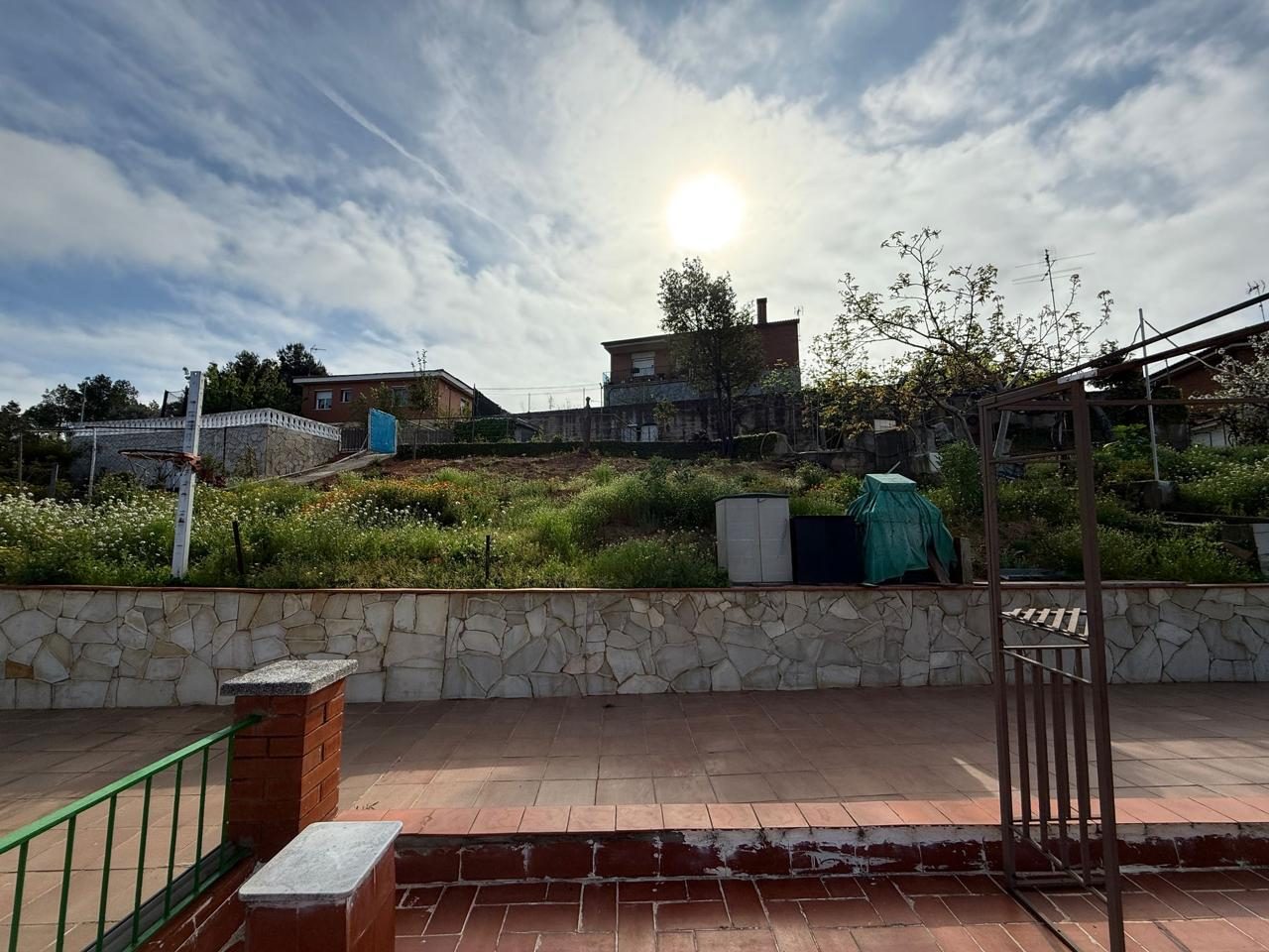 A plot of 775 m² with a garage converted into a dwelling